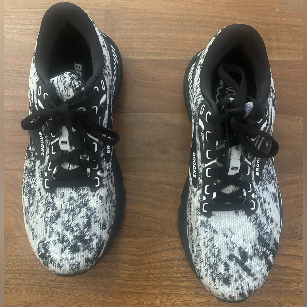 Brooks Black and White Knit Running Sneakers Size 8